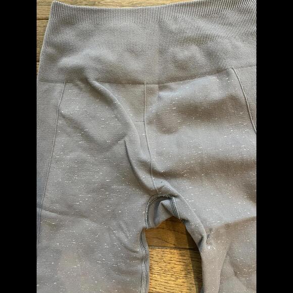 Cropped lululemon mauve seamless leggings size 4 - Picture 3 of 3